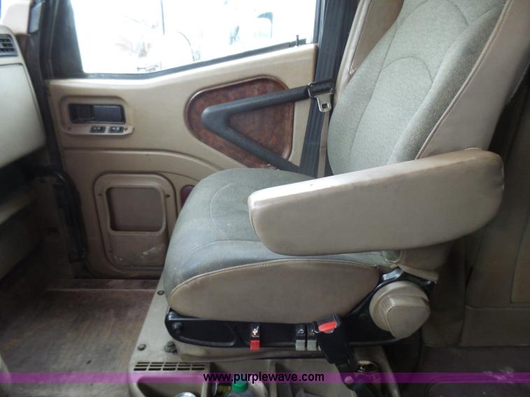 image for item L5423 2007 International 9400i semi truck