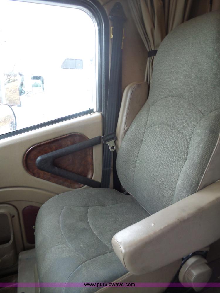 image for item L5423 2007 International 9400i semi truck