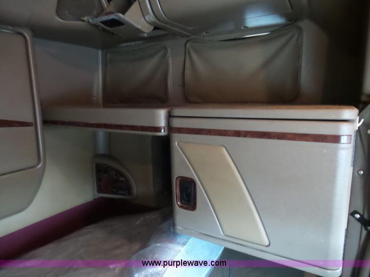 image for item L5423 2007 International 9400i semi truck