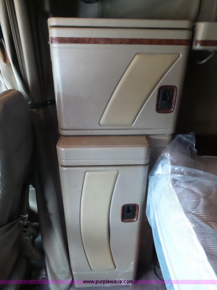 image for item L5423 2007 International 9400i semi truck