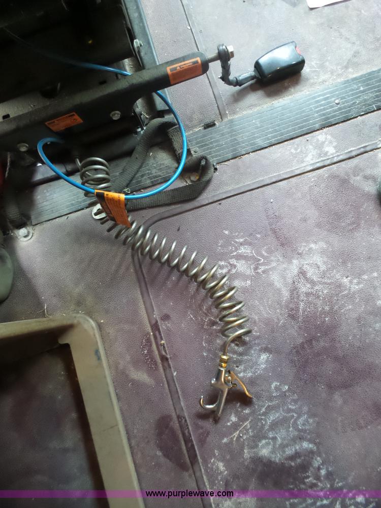 image for item L5423 2007 International 9400i semi truck