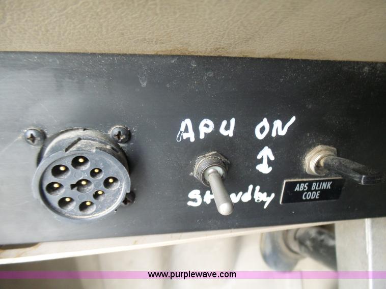 image for item L5424 2006 International 9400i semi truck