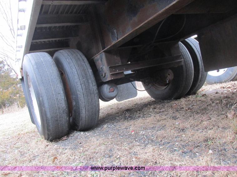 image for item L7102 1999 Wilson CF902 flatbed trailer