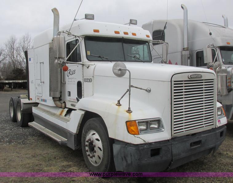 image for item L7103 2000 Freightliner FLD semi truck