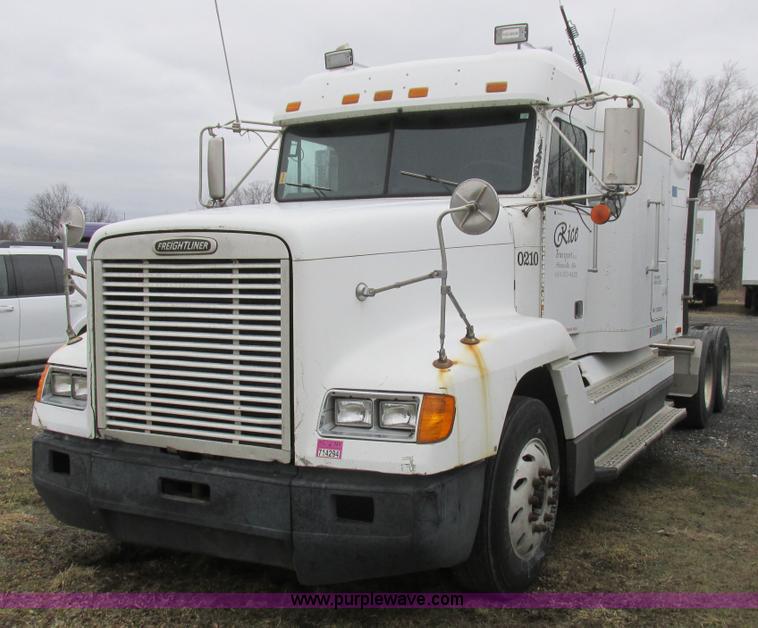 image for item L7103 2000 Freightliner FLD semi truck