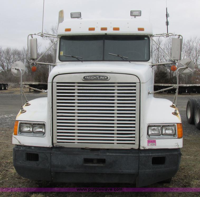 image for item L7103 2000 Freightliner FLD semi truck