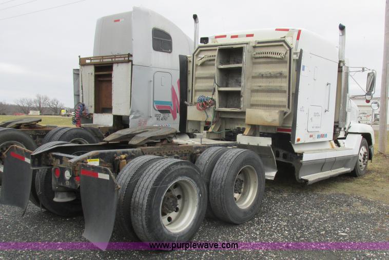 image for item L7103 2000 Freightliner FLD semi truck