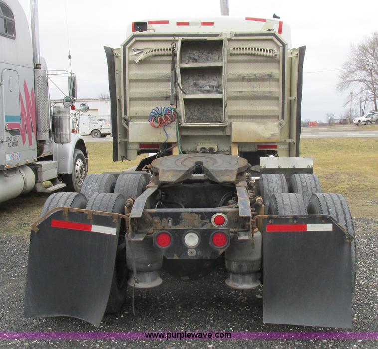 image for item L7103 2000 Freightliner FLD semi truck