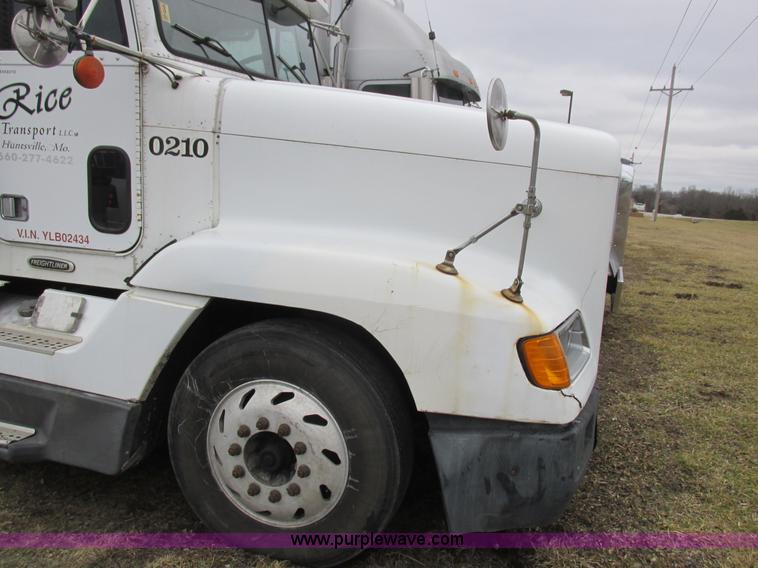 image for item L7103 2000 Freightliner FLD semi truck