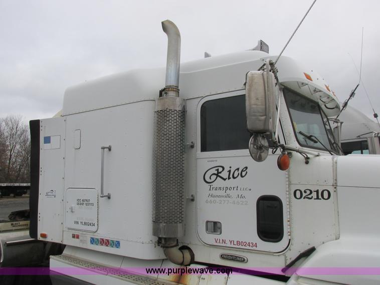 image for item L7103 2000 Freightliner FLD semi truck