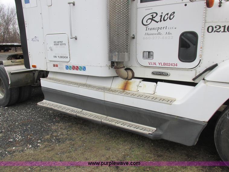 image for item L7103 2000 Freightliner FLD semi truck