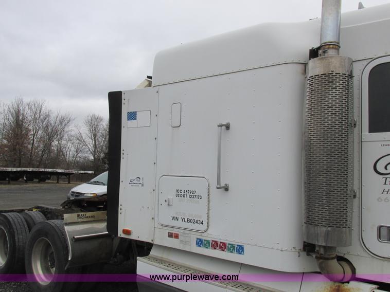 image for item L7103 2000 Freightliner FLD semi truck