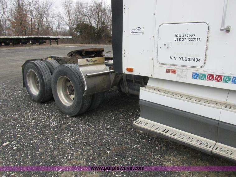 image for item L7103 2000 Freightliner FLD semi truck