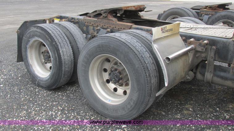 image for item L7103 2000 Freightliner FLD semi truck