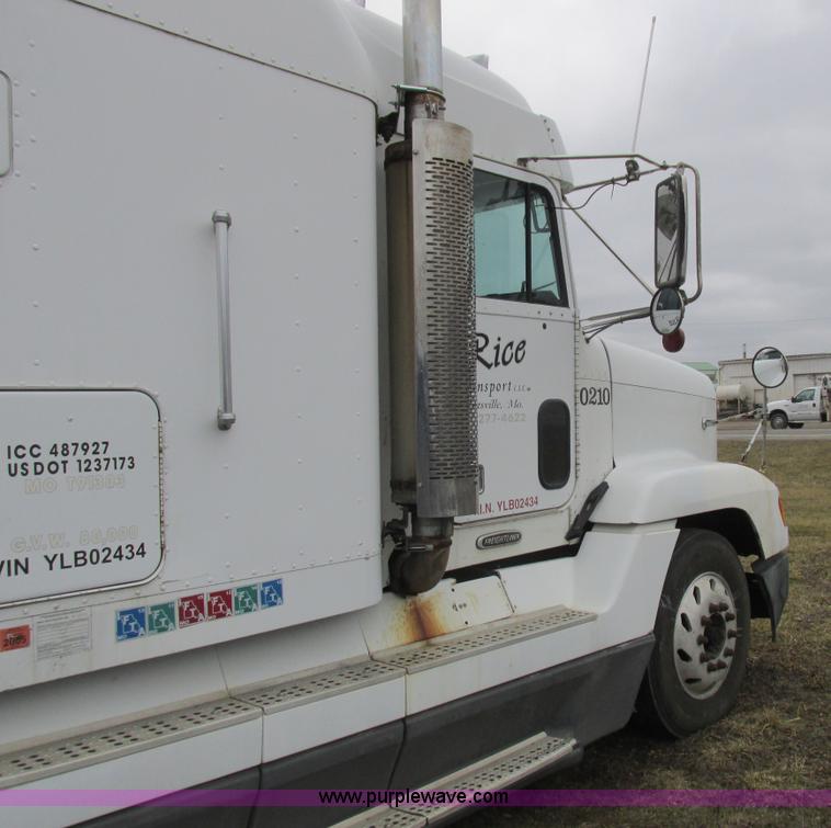 image for item L7103 2000 Freightliner FLD semi truck