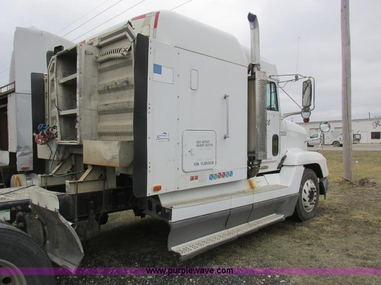 image for item L7103 2000 Freightliner FLD semi truck