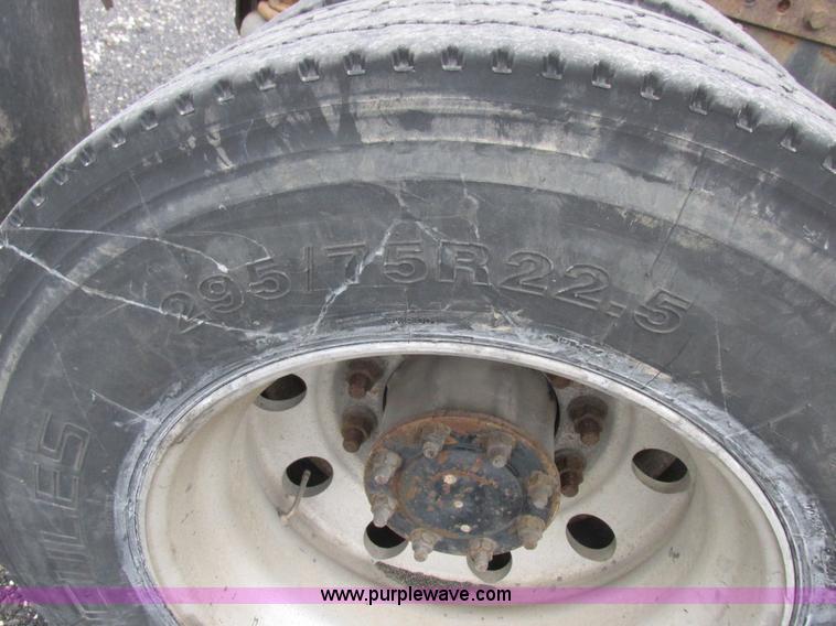 image for item L7103 2000 Freightliner FLD semi truck