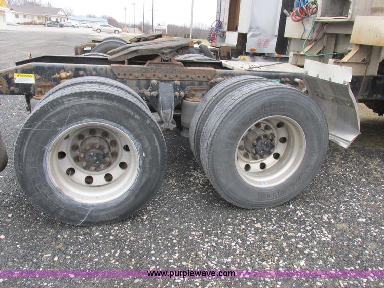 image for item L7103 2000 Freightliner FLD semi truck