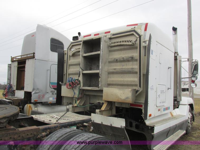 image for item L7103 2000 Freightliner FLD semi truck