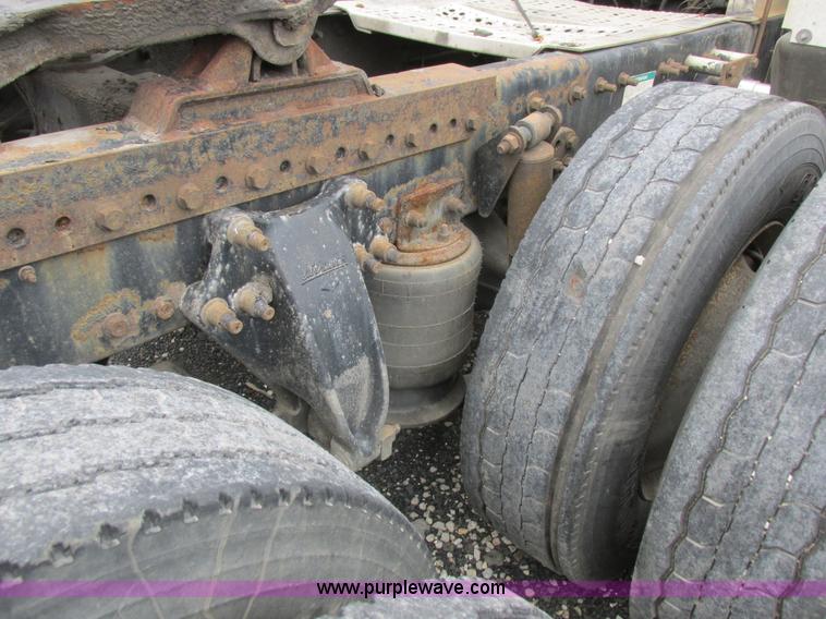 image for item L7103 2000 Freightliner FLD semi truck