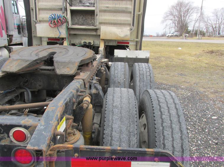 image for item L7103 2000 Freightliner FLD semi truck