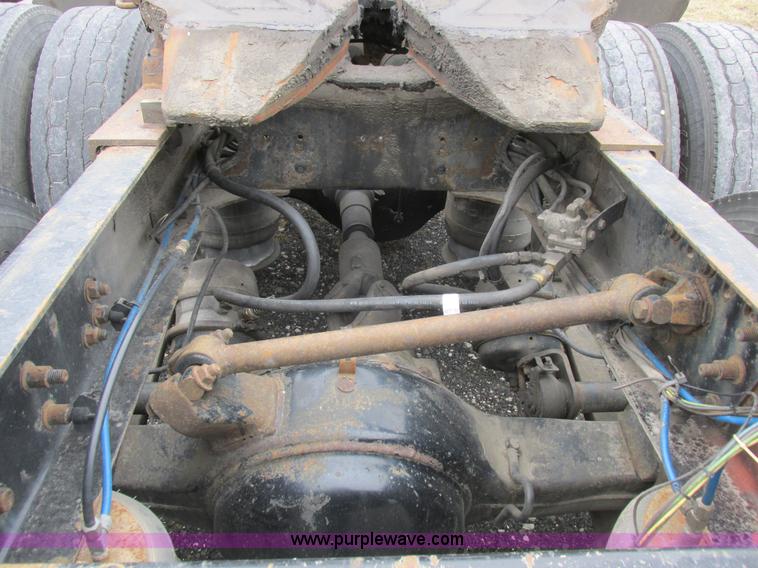 image for item L7103 2000 Freightliner FLD semi truck