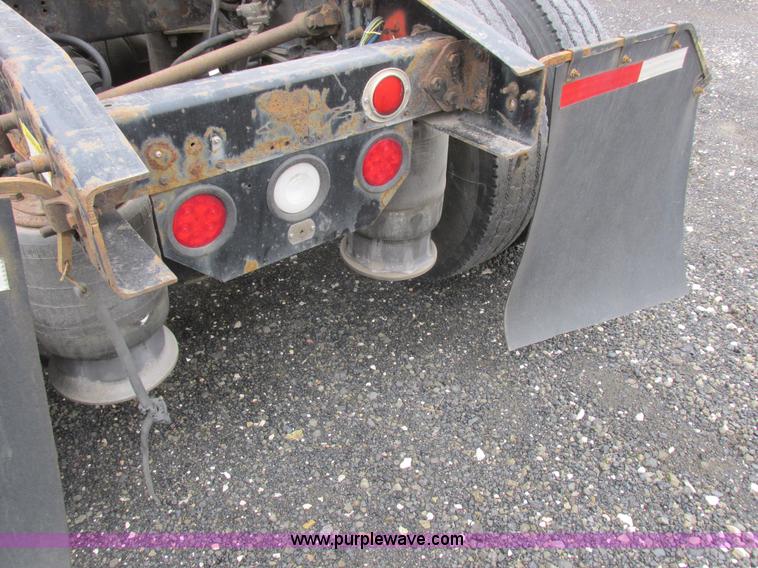 image for item L7103 2000 Freightliner FLD semi truck