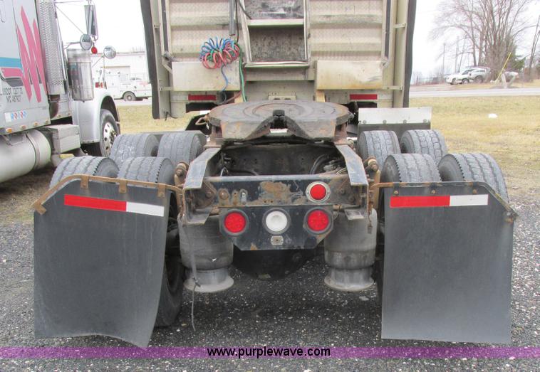 image for item L7103 2000 Freightliner FLD semi truck