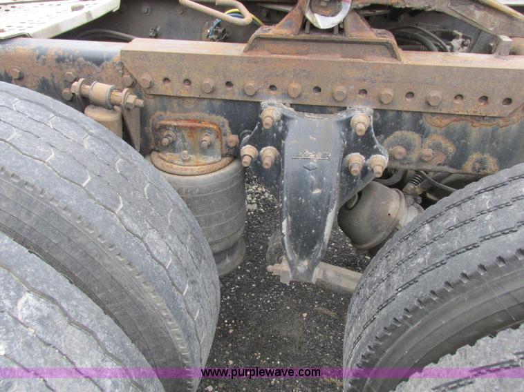 image for item L7103 2000 Freightliner FLD semi truck