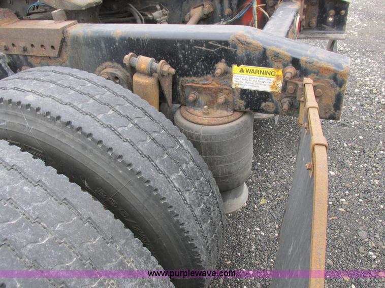 image for item L7103 2000 Freightliner FLD semi truck