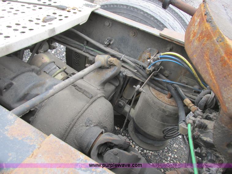 image for item L7103 2000 Freightliner FLD semi truck