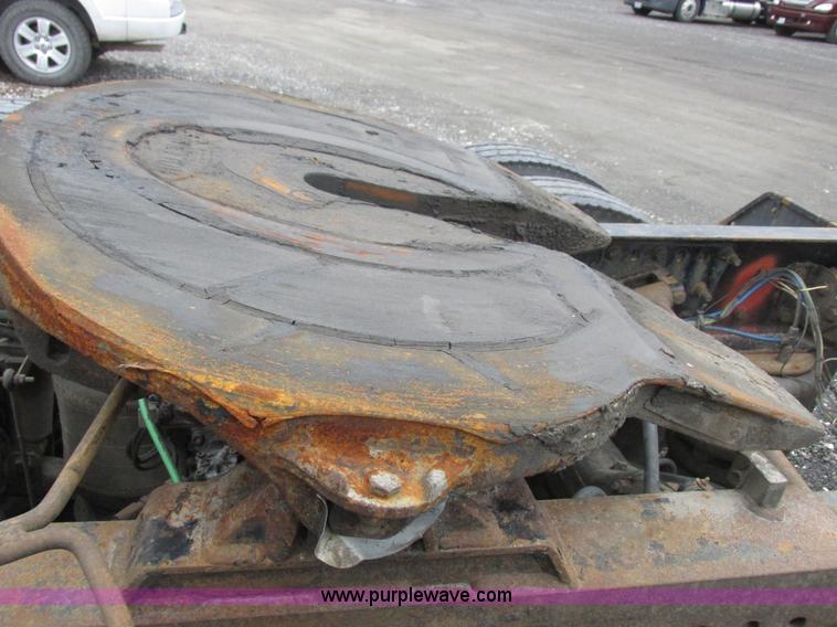 image for item L7103 2000 Freightliner FLD semi truck