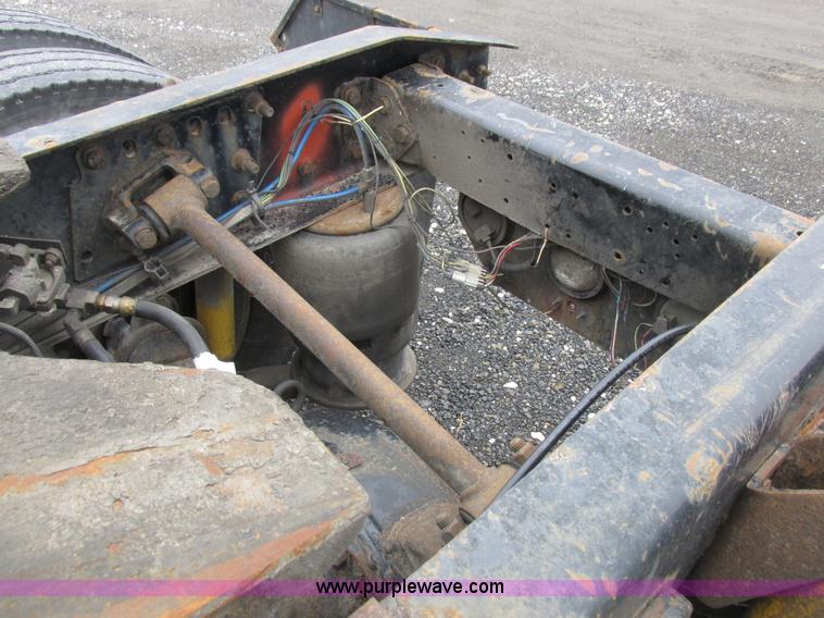 image for item L7103 2000 Freightliner FLD semi truck