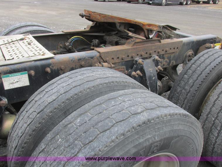 image for item L7103 2000 Freightliner FLD semi truck