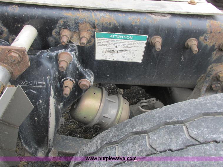 image for item L7103 2000 Freightliner FLD semi truck