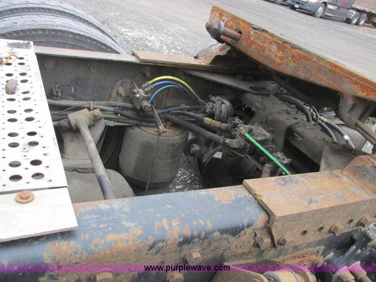 image for item L7103 2000 Freightliner FLD semi truck