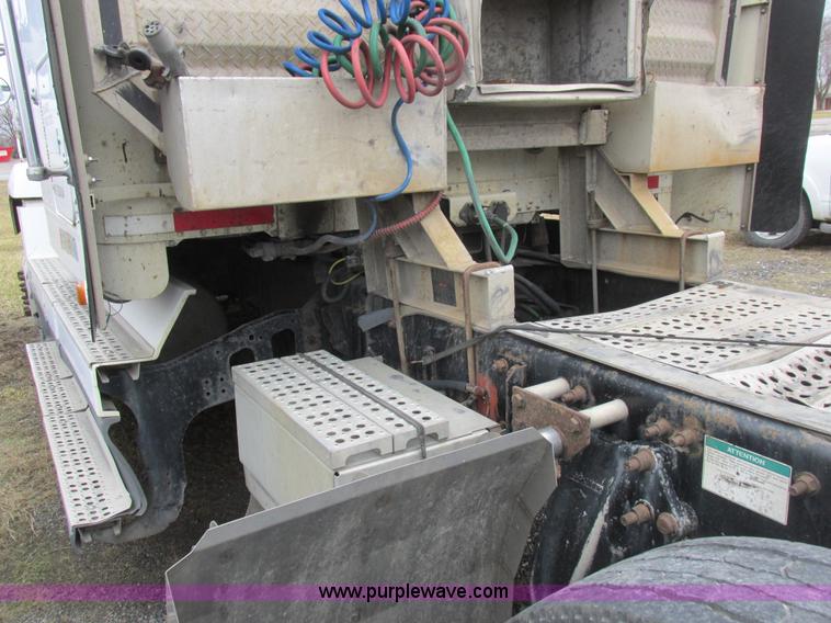 image for item L7103 2000 Freightliner FLD semi truck