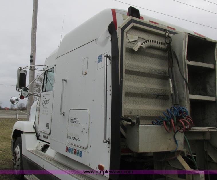image for item L7103 2000 Freightliner FLD semi truck