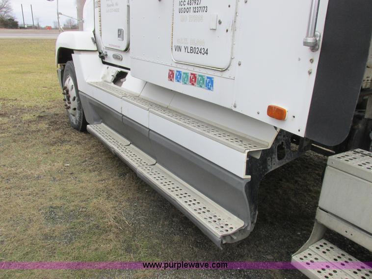 image for item L7103 2000 Freightliner FLD semi truck