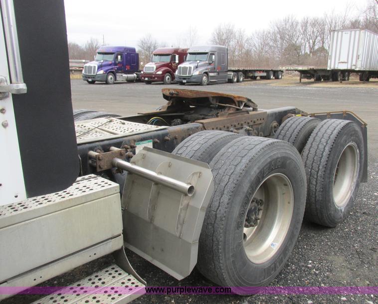 image for item L7103 2000 Freightliner FLD semi truck