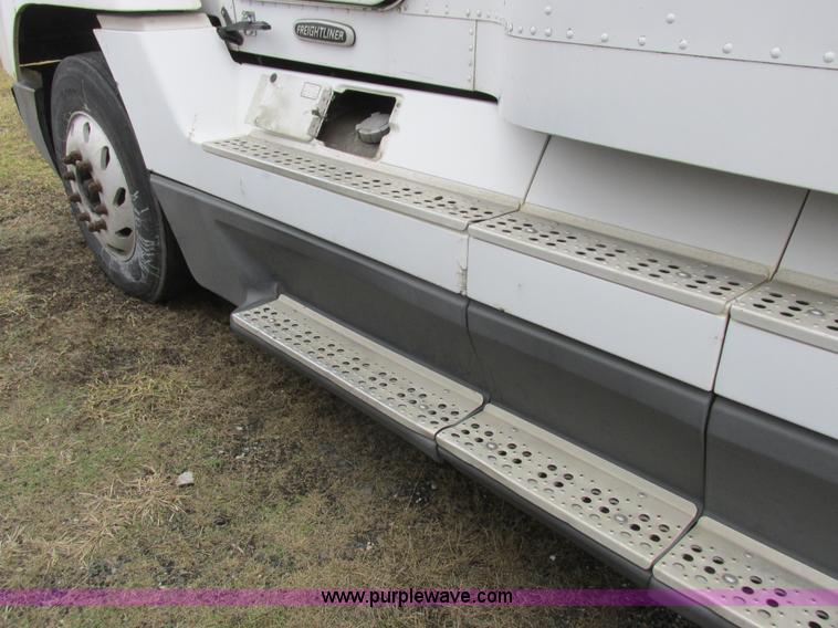 image for item L7103 2000 Freightliner FLD semi truck