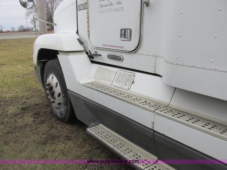 image for item L7103 2000 Freightliner FLD semi truck