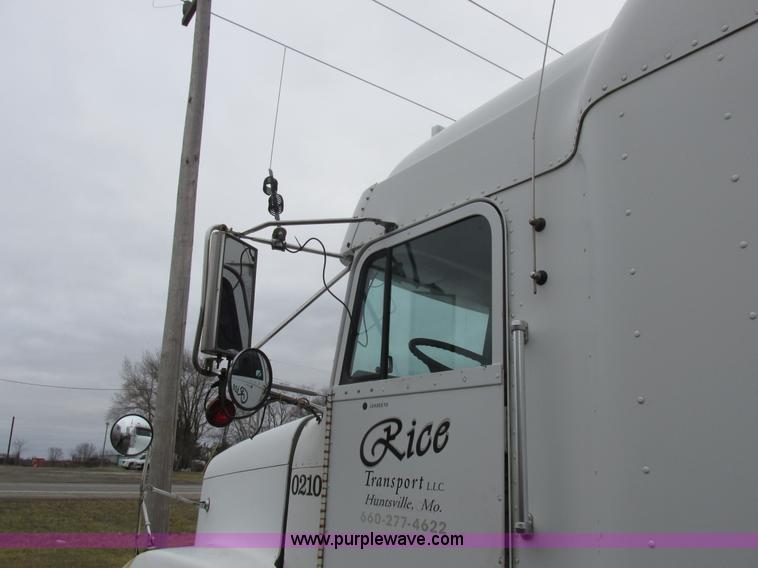 image for item L7103 2000 Freightliner FLD semi truck