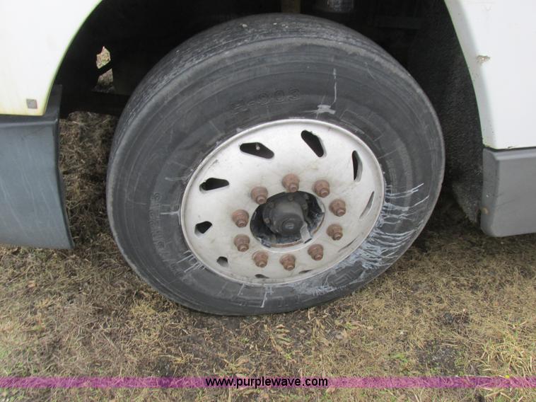 image for item L7103 2000 Freightliner FLD semi truck