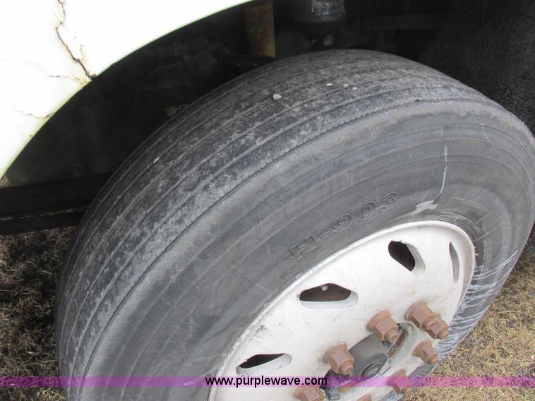 image for item L7103 2000 Freightliner FLD semi truck