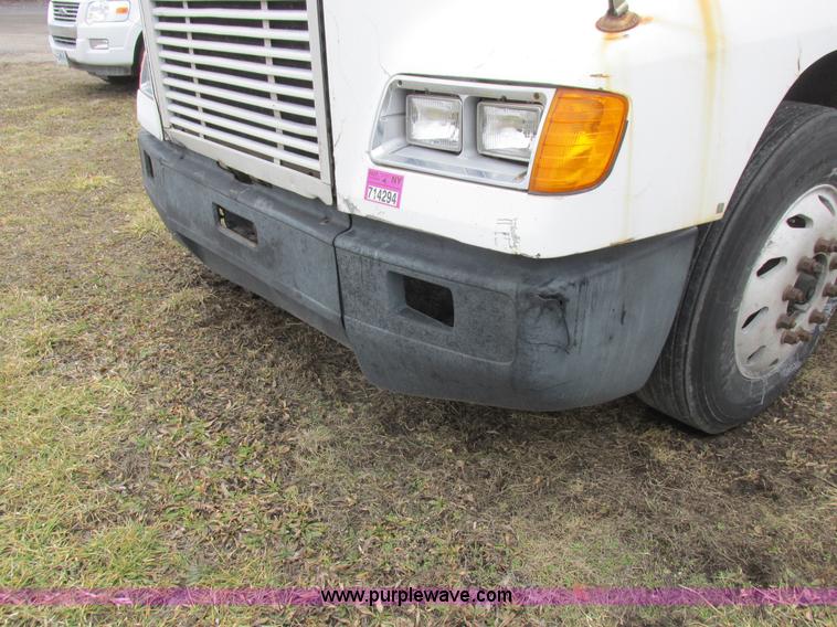 image for item L7103 2000 Freightliner FLD semi truck