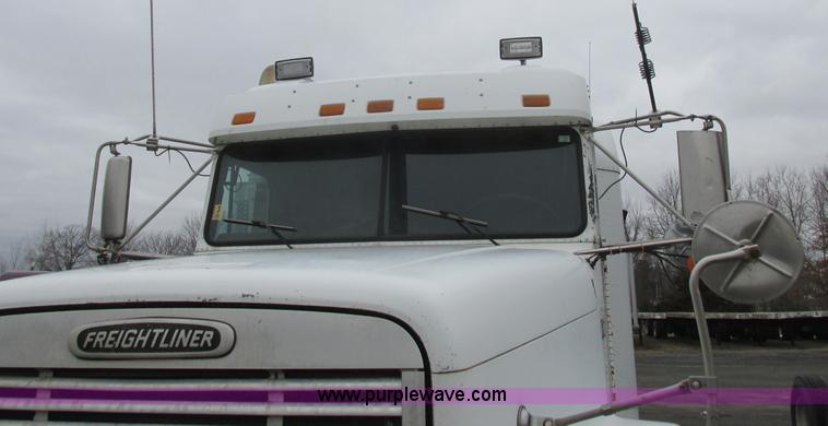 image for item L7103 2000 Freightliner FLD semi truck