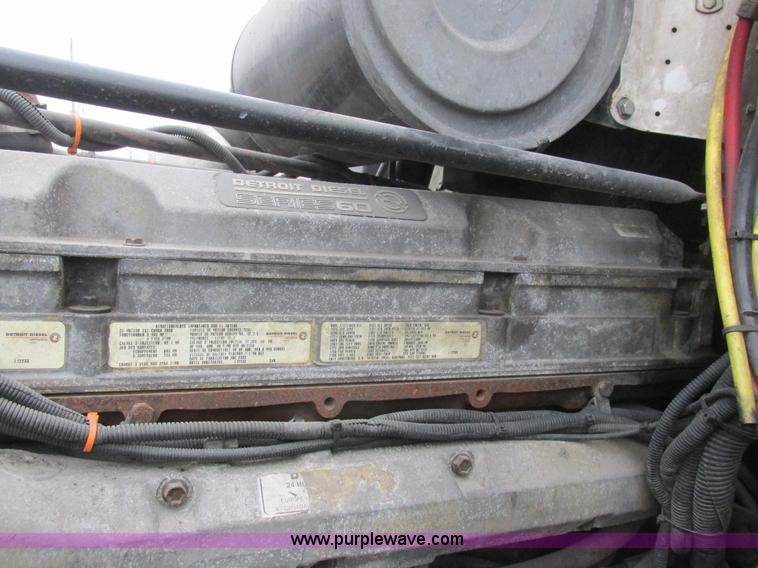 image for item L7103 2000 Freightliner FLD semi truck