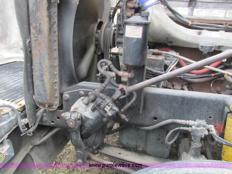 image for item L7103 2000 Freightliner FLD semi truck