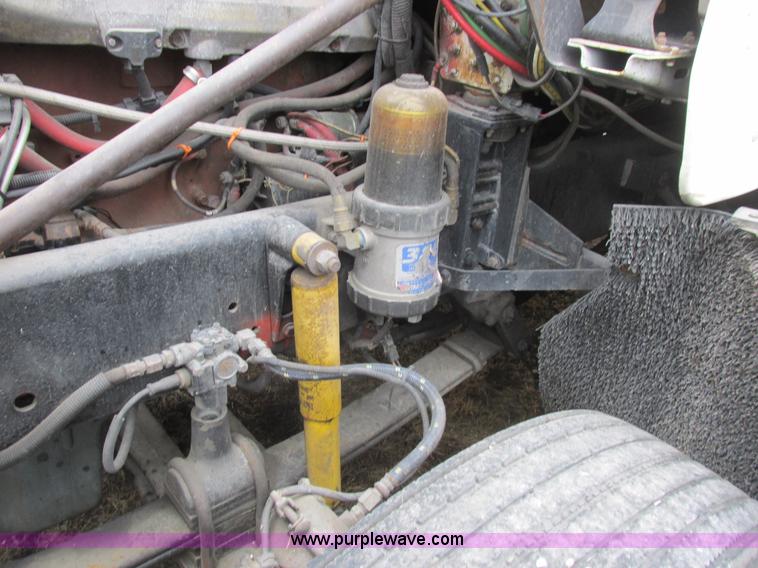 image for item L7103 2000 Freightliner FLD semi truck